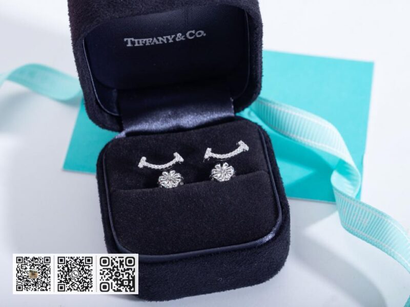 Tiffany T镶钻耳钉