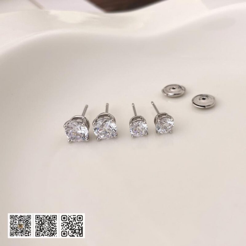 Tiffany T 四爪单钻耳钉 - Image 2