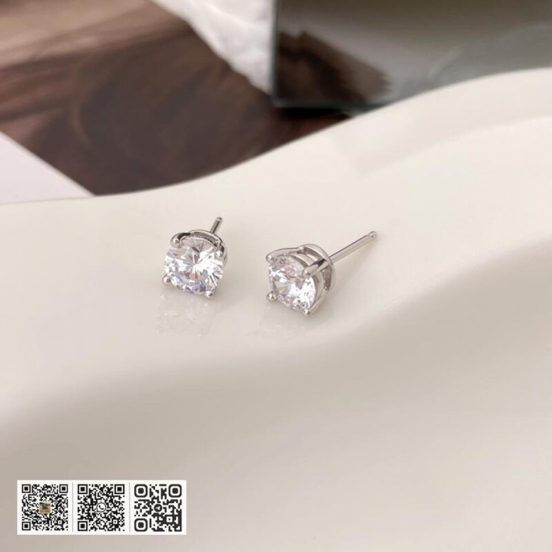 Tiffany T 四爪单钻耳钉 - Image 4