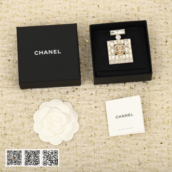 Chanel 水瓶水钻胸针