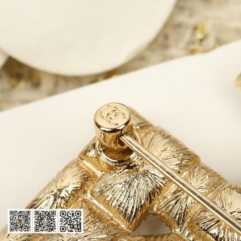 Chanel 水瓶水钻胸针 - Image 5