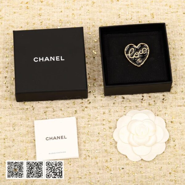 Chanel love字母胸针