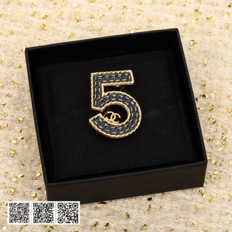 Chanel 牛仔蓝5字胸针 - Image 2
