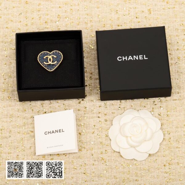 Chanel 牛仔蓝小号爱心胸针