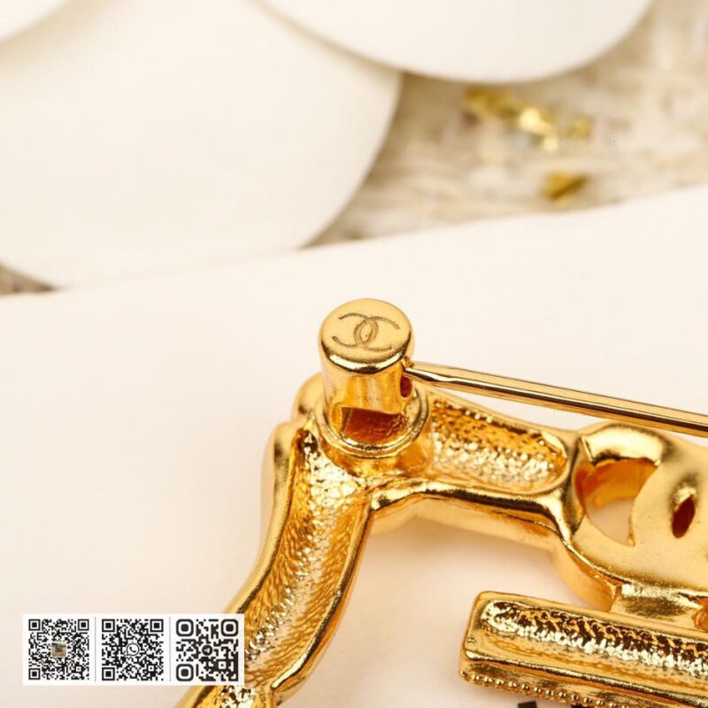Chanel 方块5字镂空胸针 - Image 5