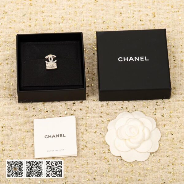 Chanel 包包胸针