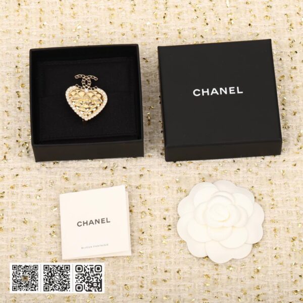 Chanel 爱心胸针
