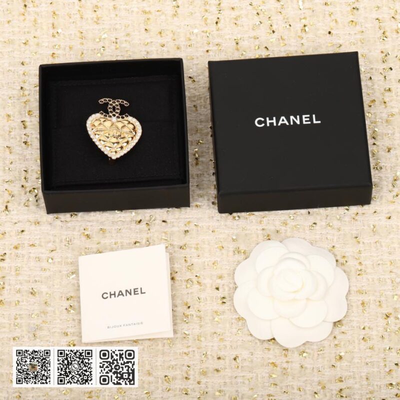 Chanel 爱心胸针