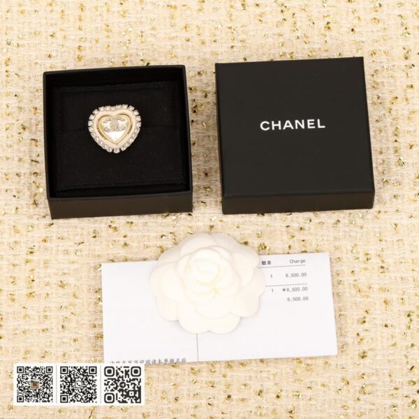 Chanel 爱心珍珠胸针