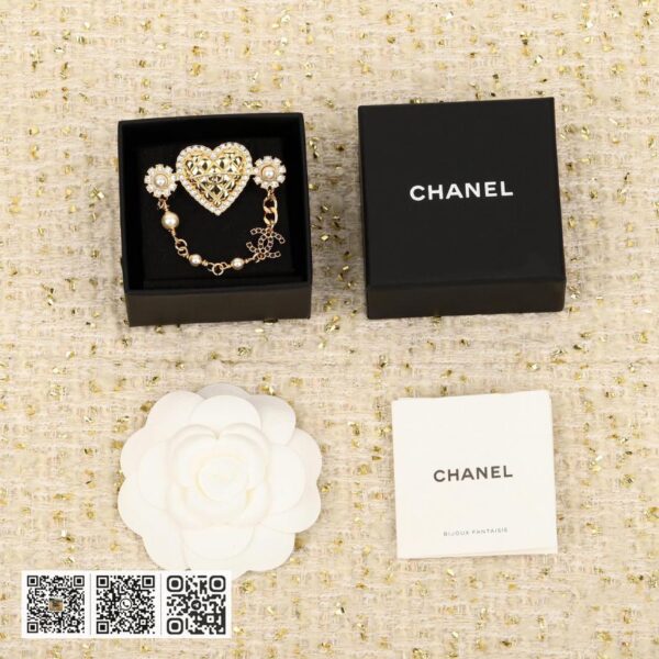 Chanel 爱心胸针
