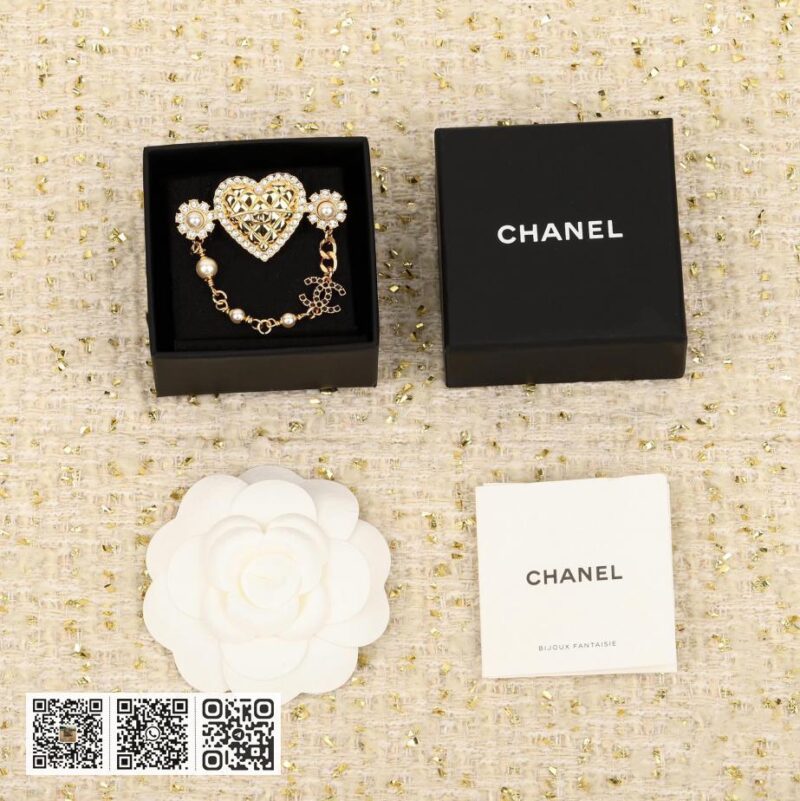 Chanel 爱心胸针