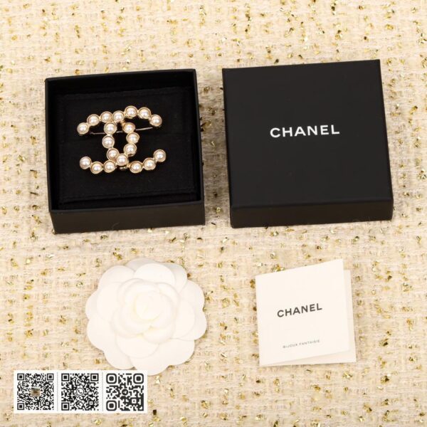 Chanel 双C珍珠胸针