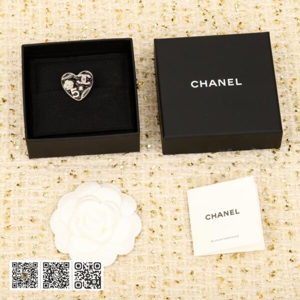Chanel 珐琅爱心胸针