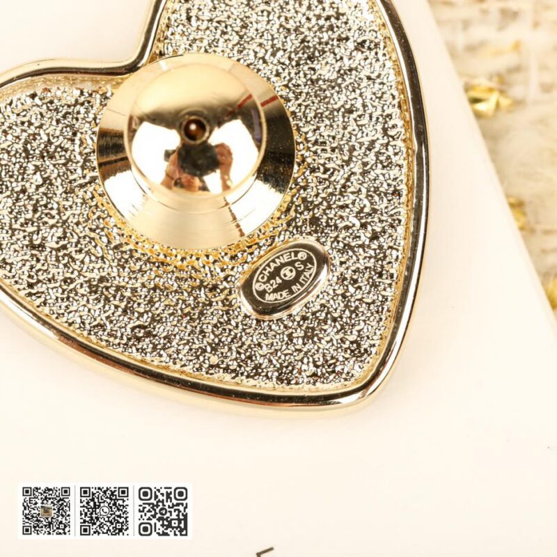 Chanel 珐琅爱心胸针 - Image 5