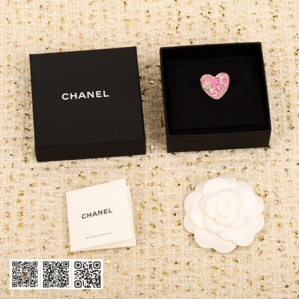 Chanel 珐琅爱心胸针