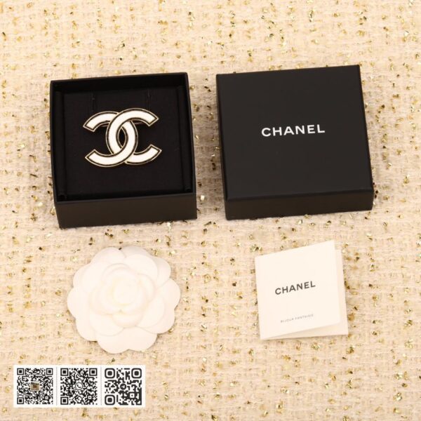 Chanel 白色滴油胸针
