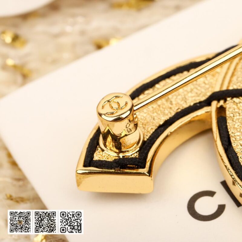 Chanel 白色滴油胸针 - Image 6