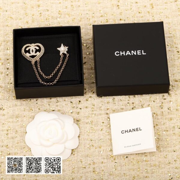 Chanel 镂空编织爱心链胸针