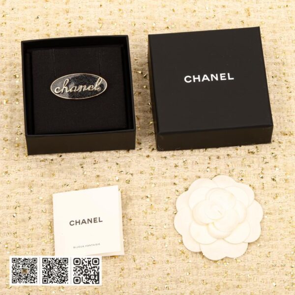 Chanel 英文字母珐琅胸针
