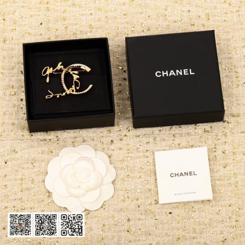 Chanel 连笔字母双c胸针