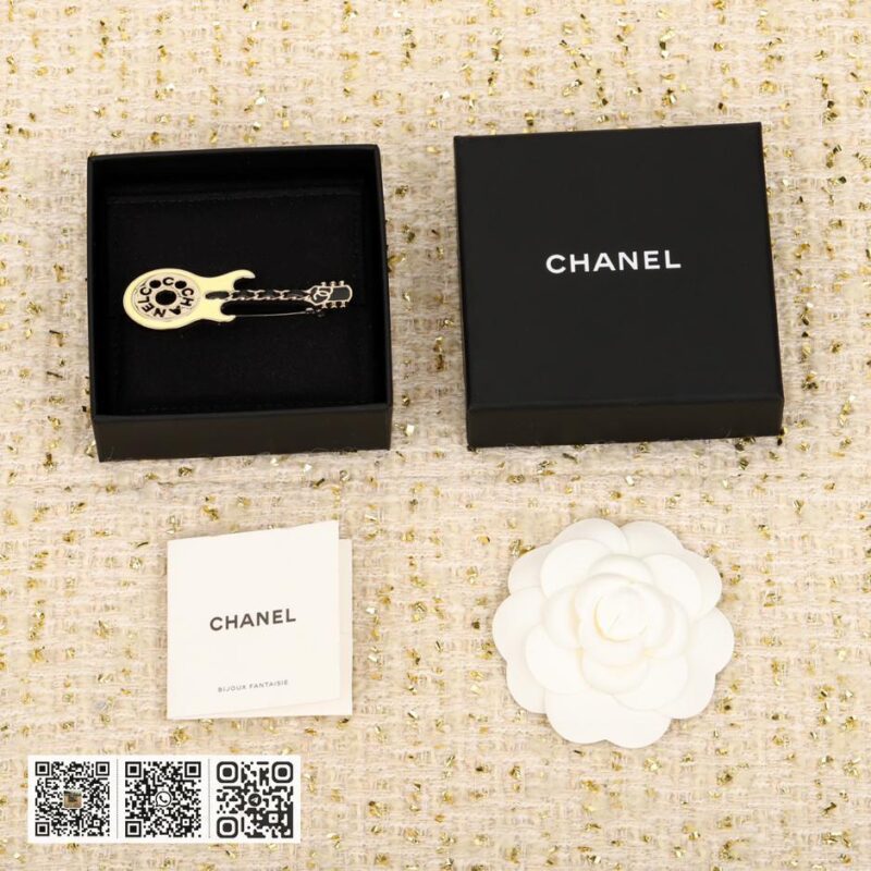 Chanel 酪梨绿吉他胸针