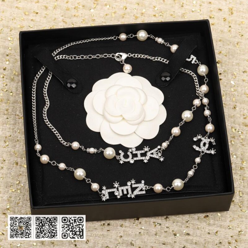 Chanel 经典字母珍珠毛衣链 - Image 2