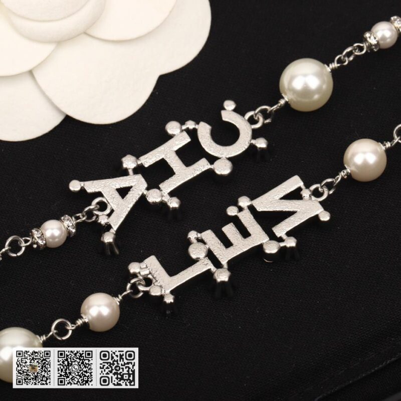 Chanel 经典字母珍珠毛衣链 - Image 4