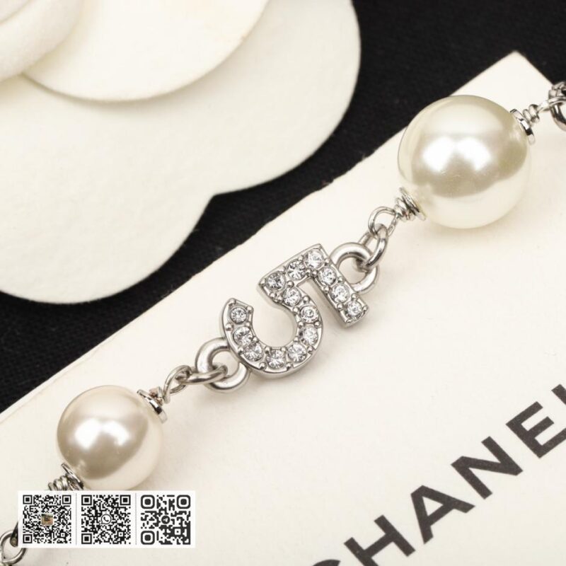 Chanel 经典字母珍珠毛衣链 - Image 5