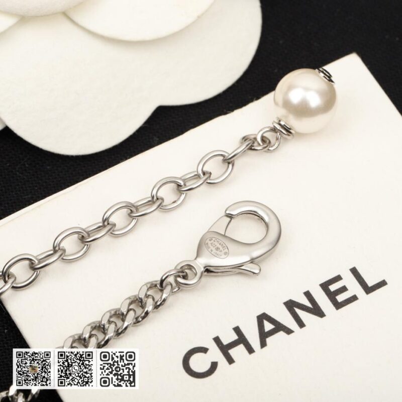 Chanel 经典字母珍珠毛衣链 - Image 6
