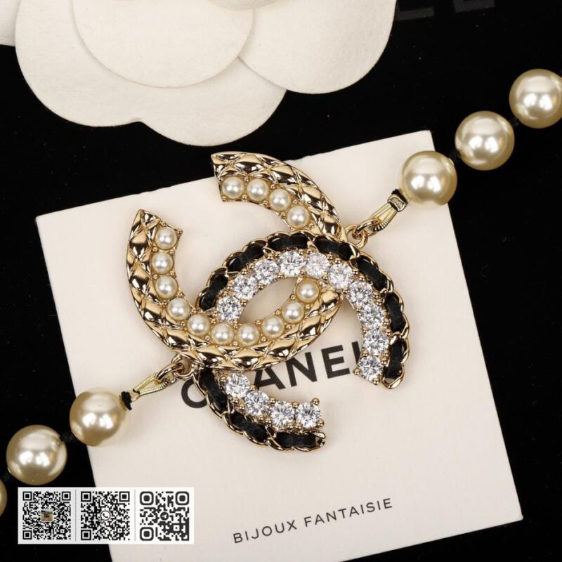 Chanel 经典字母珍珠毛衣链 - Image 4