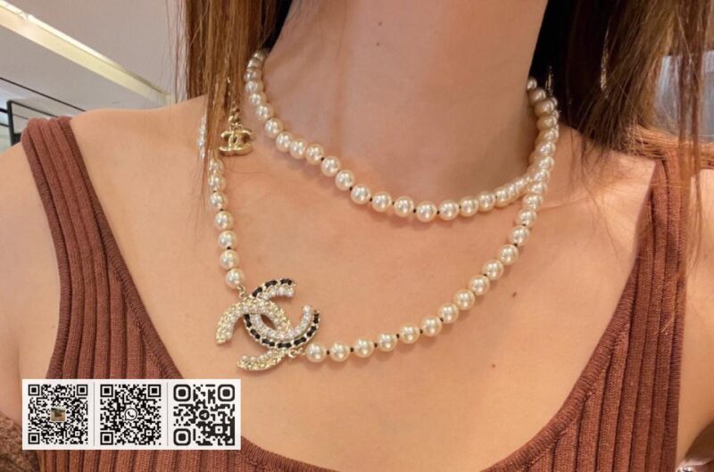 Chanel 经典字母珍珠毛衣链 - Image 8