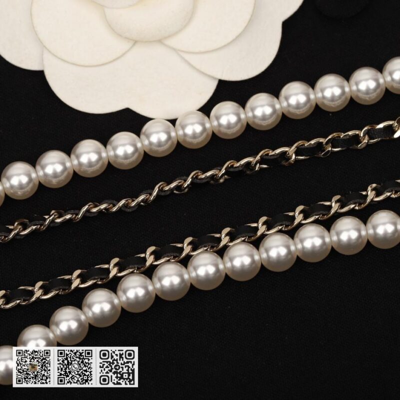 Chanel 皮穿链珍珠毛衣链 - Image 2