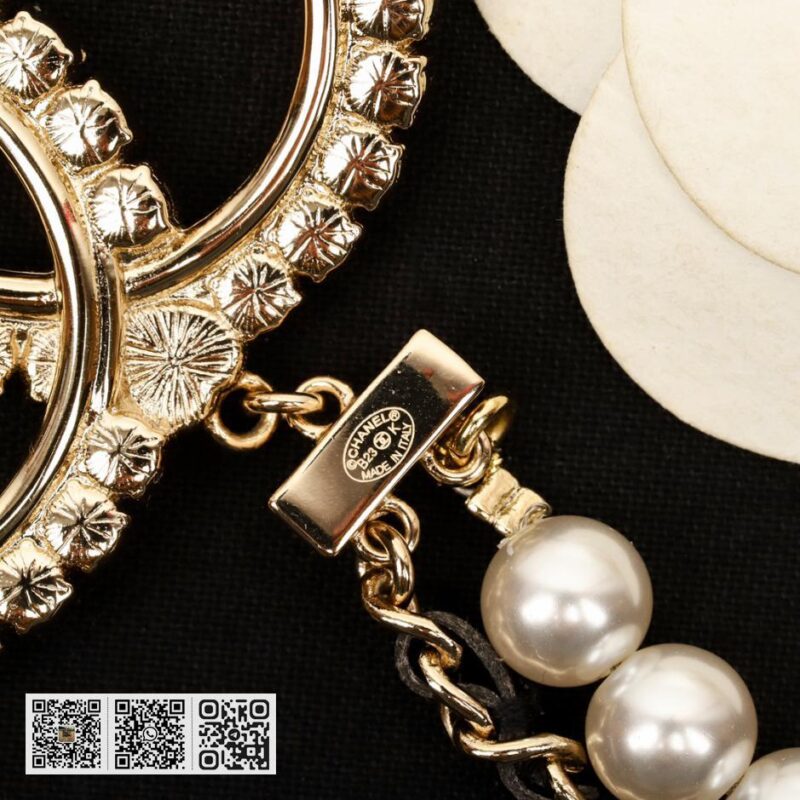 Chanel 皮穿链珍珠毛衣链 - Image 5