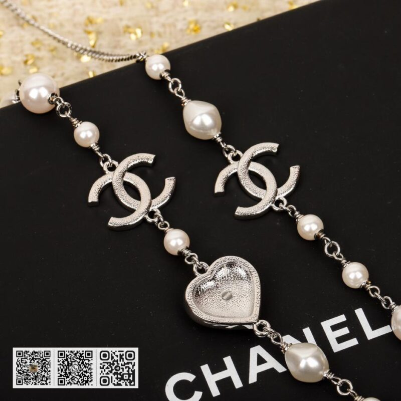 Chanel 桃心珍珠毛衣链 - Image 4