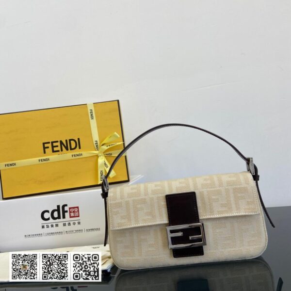 Fendi Baguette! 法国包