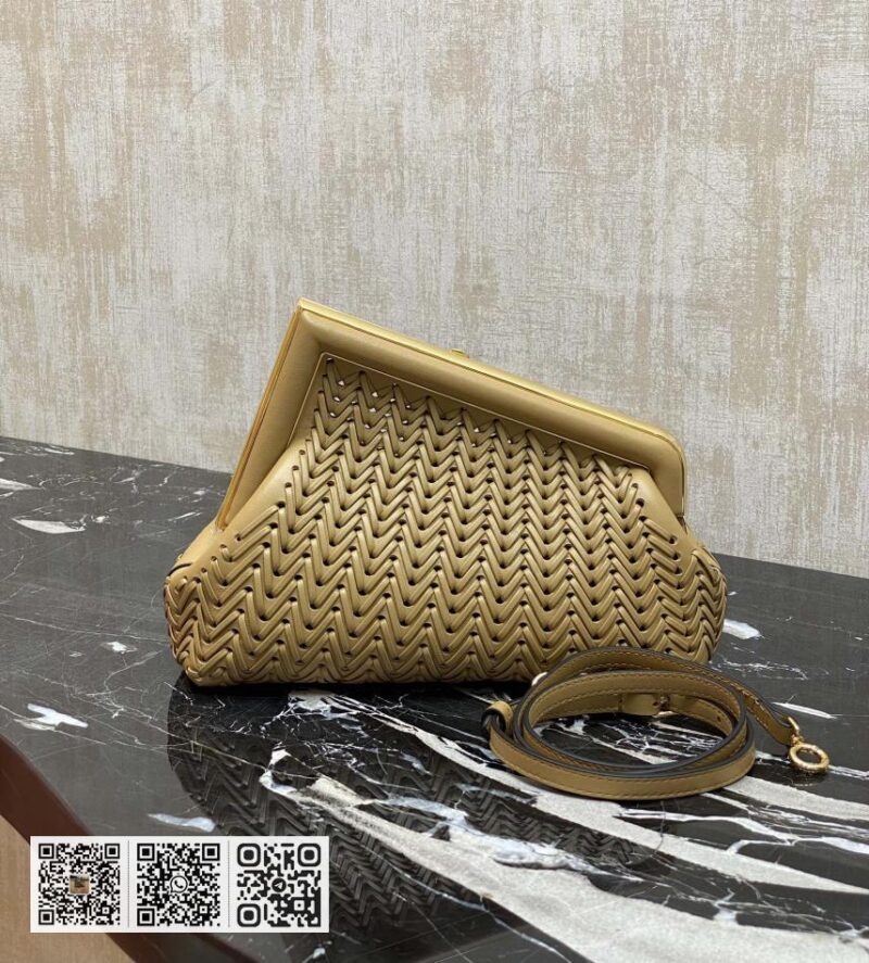 Fendi First编织云朵包 - Image 3