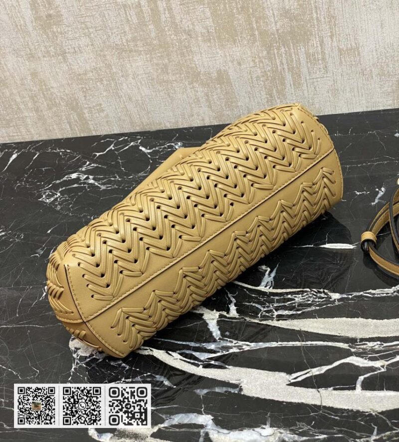 Fendi First编织云朵包 - Image 4
