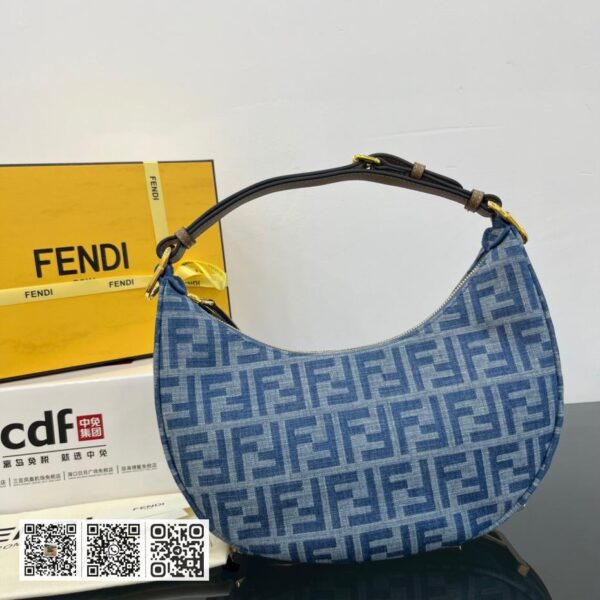 Fendi graphy小号新月包