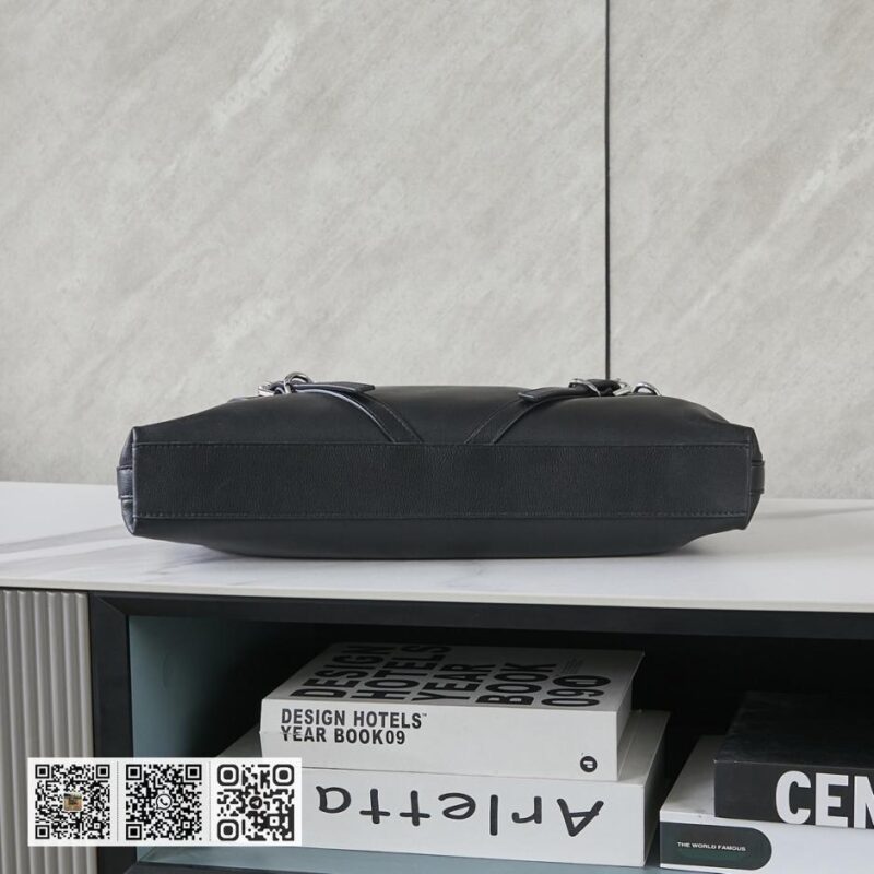 Givench Voyou腋下包 - Image 6