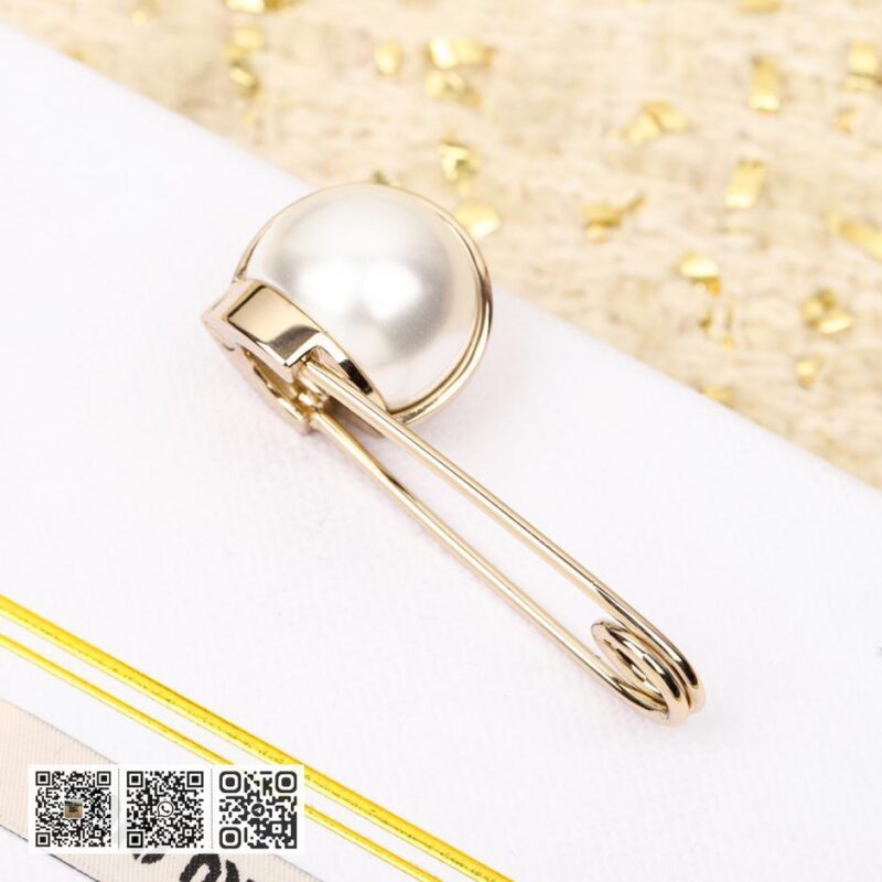 Miu Miu珍珠胸针 - Image 4
