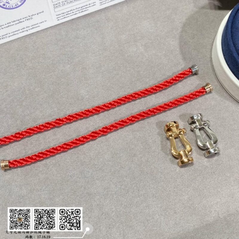Fred大光面马蹄扣红绳手链 - Image 3