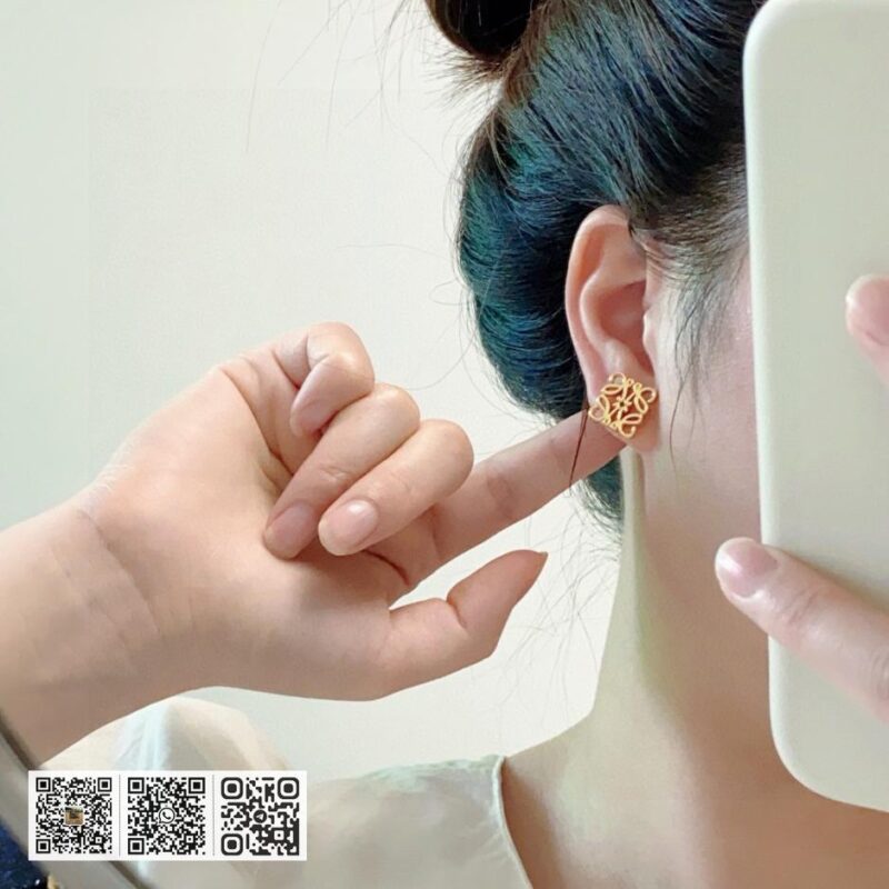 Loewe新款 复古金色正方形小耳环 (F950) - Image 8