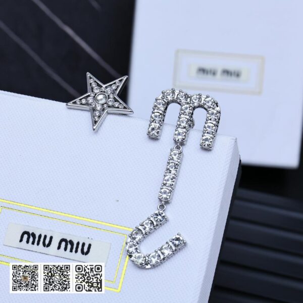 Miu miu 字母星星不对称字母耳环(957C)