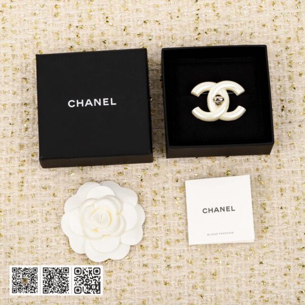 Chanel 双C树脂胸针