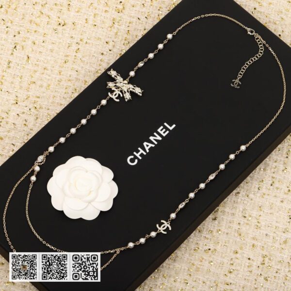 Chanel镂空蝴蝶珍珠毛衣链