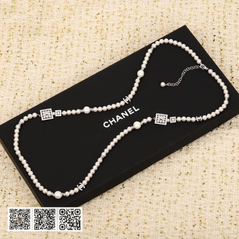Chanel方块珍珠毛衣链