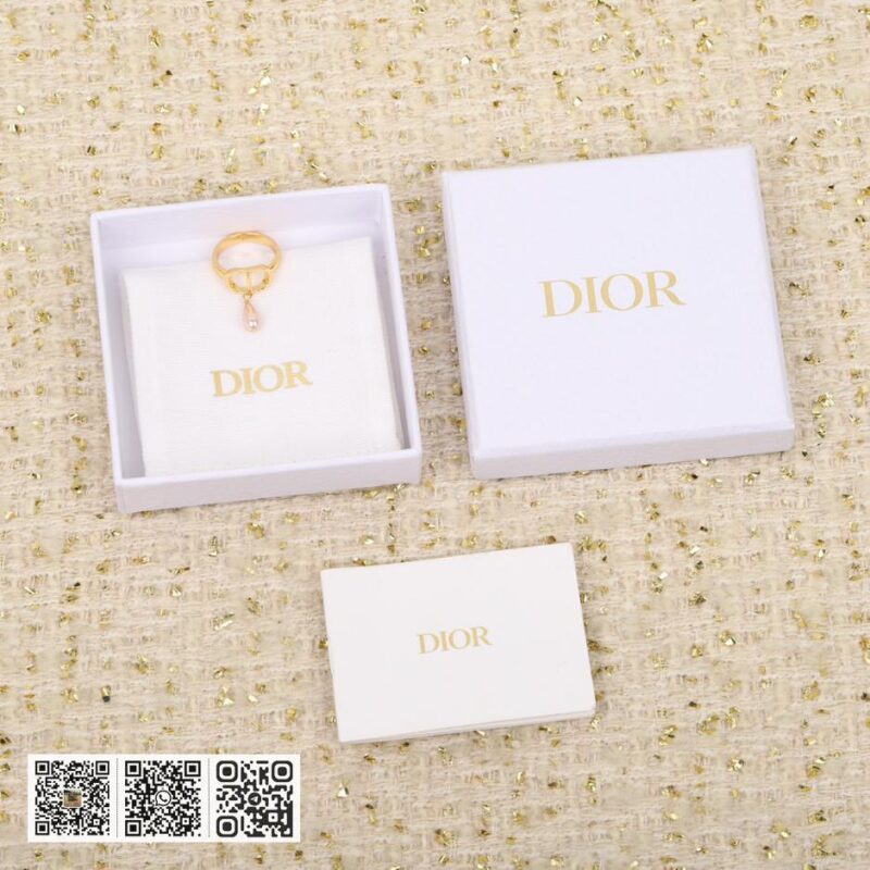 Dior CD字母吊水滴珍珠戒指