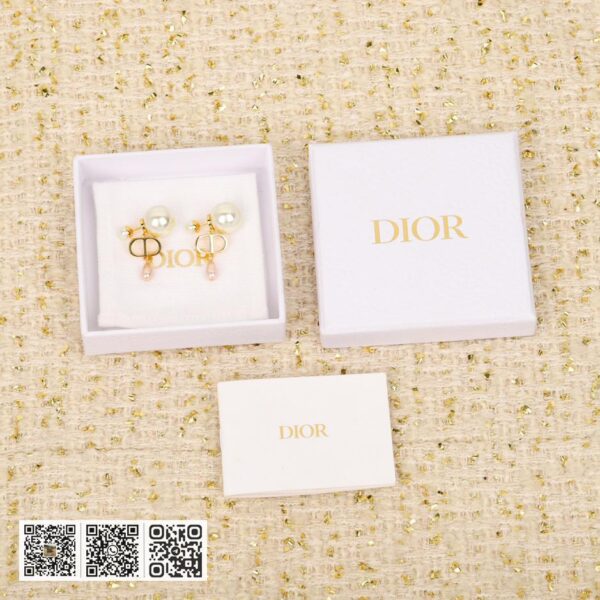 Dior CD字母吊水滴珍珠耳环